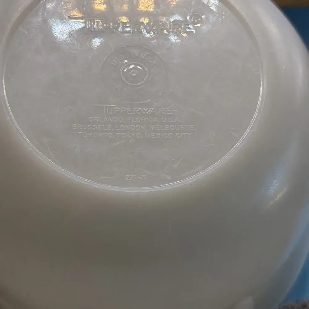 Tupperware Vintage Mixing Bowl With Lid. 271-3 Bowl 228-19 Lid.